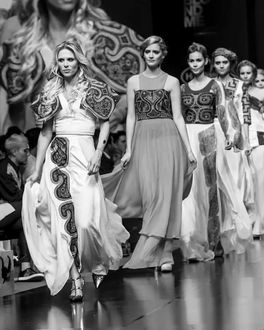 Desfile con prendas de la marca