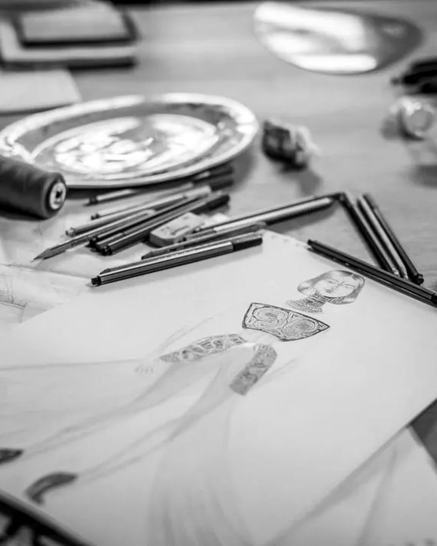 Bocetos de diseño sobre la mesa de trabajo